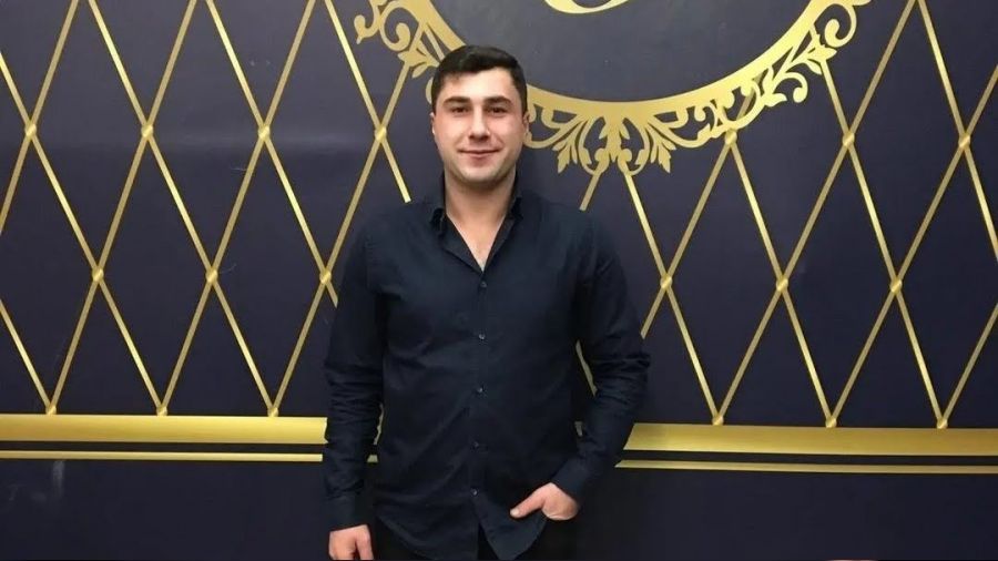 Gen� adam elektrik ak�m�na kap�ld�