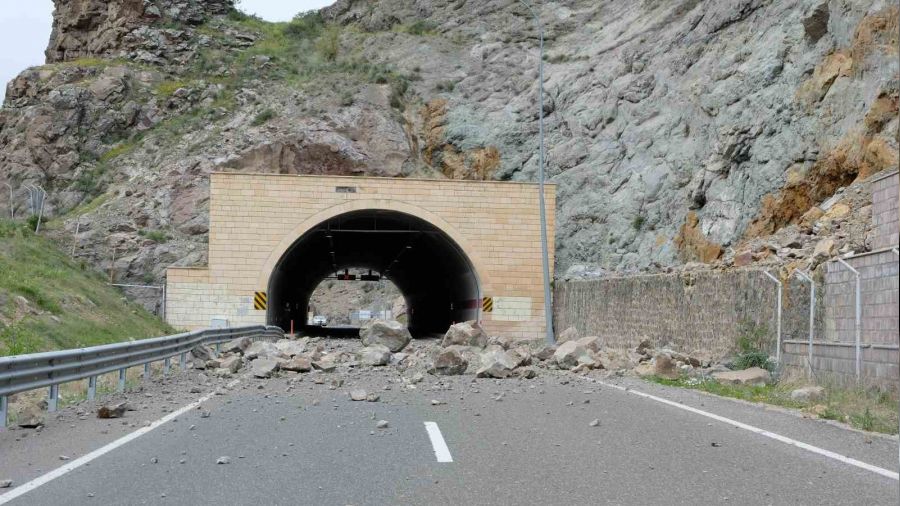G�m��hane'de heyelanda kayalar karayolunu kapatt�