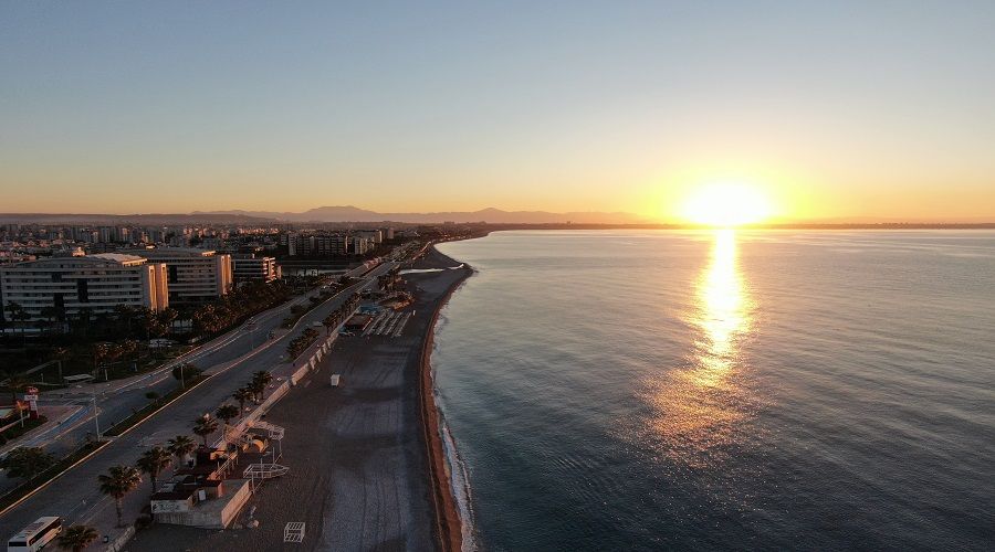 Güneşin doğuşunu Konyaaltı sahilinden izleyenler bilir