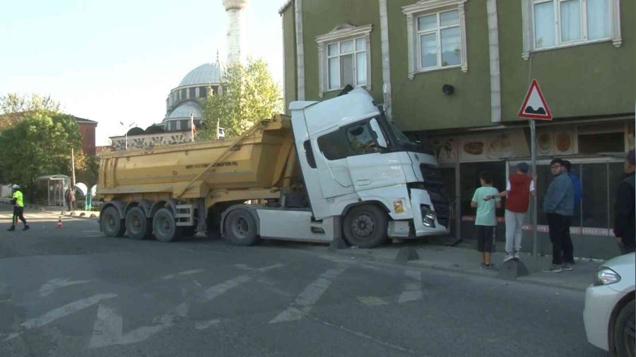 Hafriyat kamyonu binaya çarptı