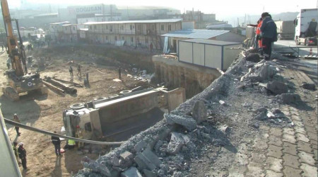 Hafriyat kamyonu şantiye alanına uçtu