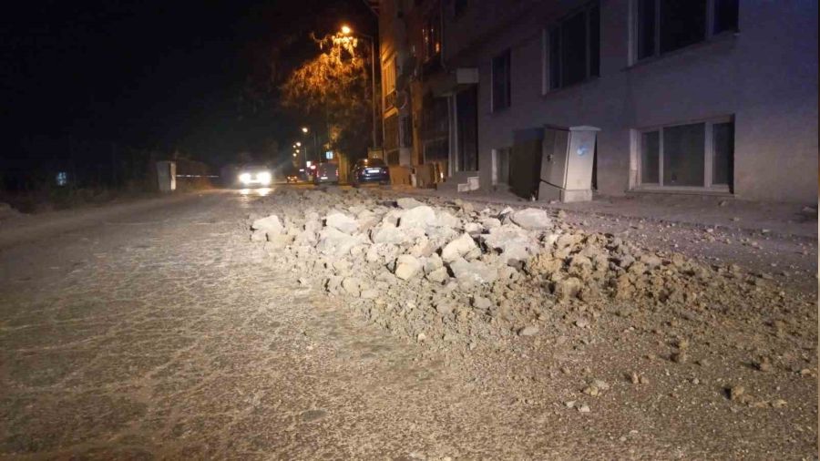 Hafriyat kamyonu tehlikeye davetiye çıkardı