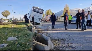 Hafriyat kamyonu yolcu otobüsüne çarptı