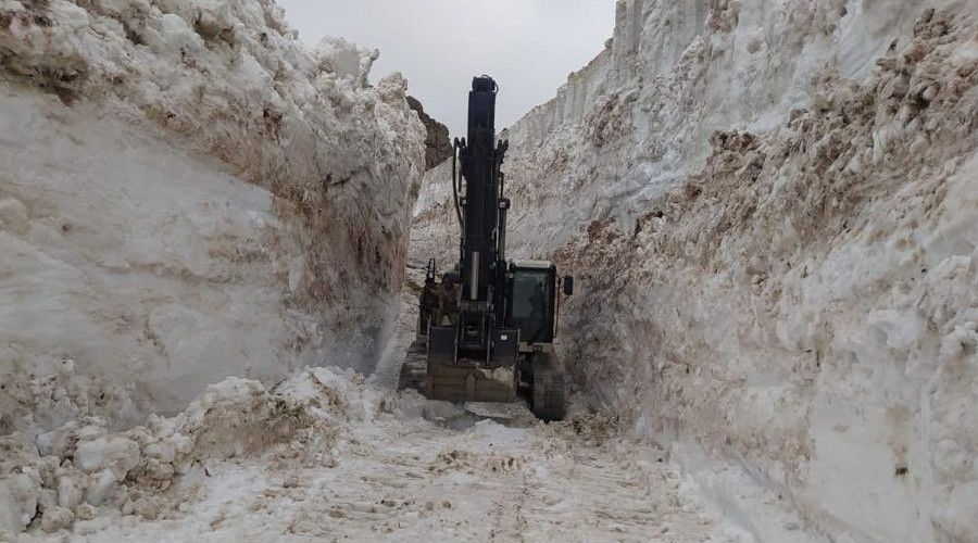 Hakkari'de 8 metre karla mcadele