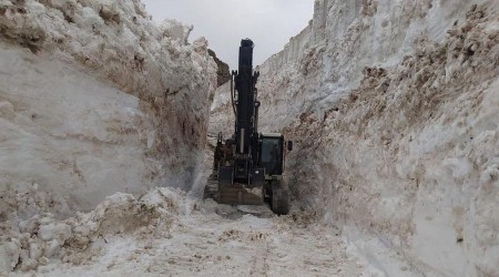 Hakkari'de 8 metre karla mcadele