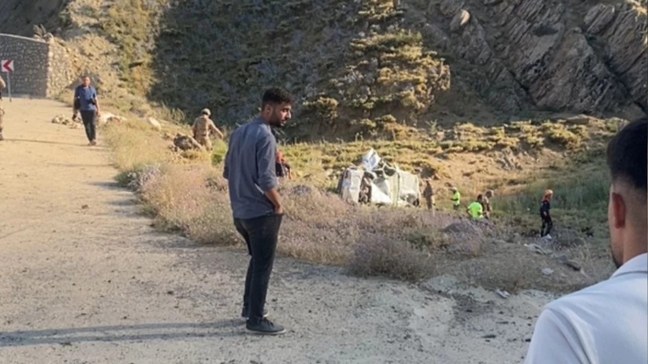 Hakkari'de viraj� alamayan otomobil �arampole u�tu: 1 �l�, 3 yaral�