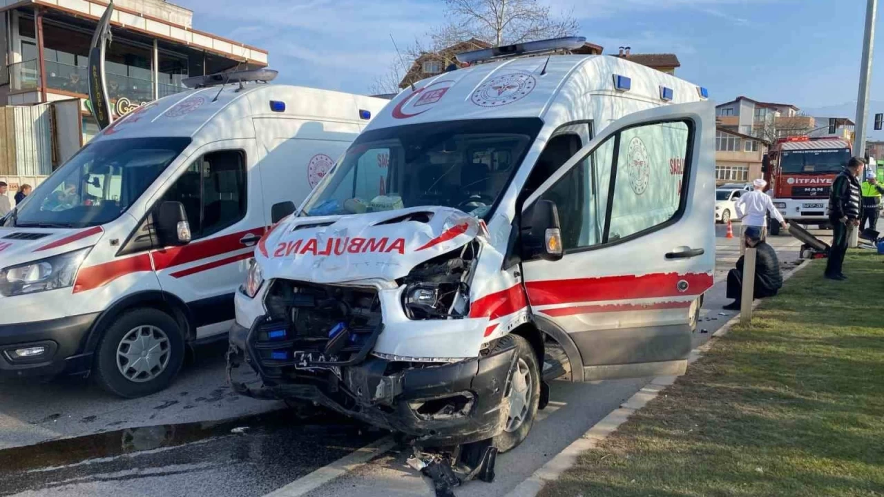 Hamile kadını hastaneye yetiştirmeye çalışırken kaza yaptı
