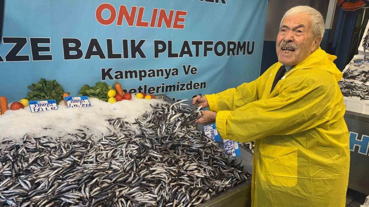 Hamsi fiyatı yüzleri güldürdü, kilosu 60 liraya düştü