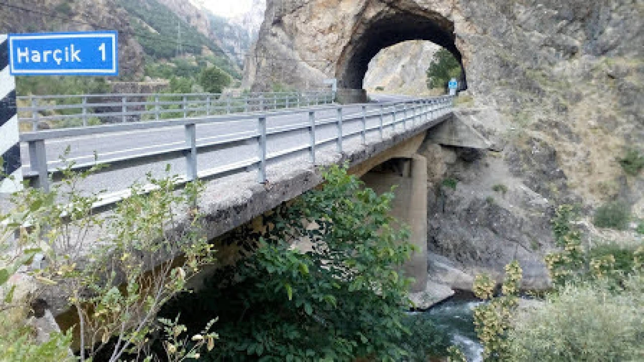 Har�ik K�pr�s�: �evresindeki do�al g�zelliklerle birlikte tarih� bir ge�i� noktas�