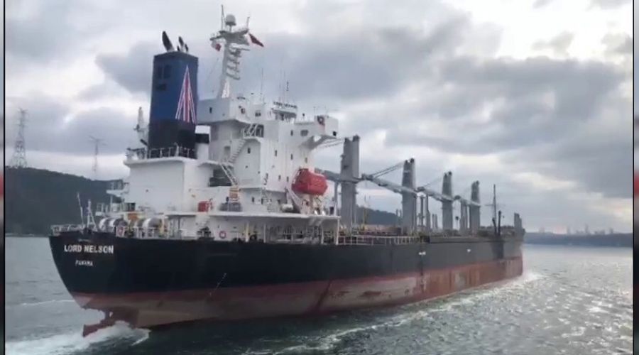 Hasar alan gemiler İstanbul Boğazı'ndan geçti