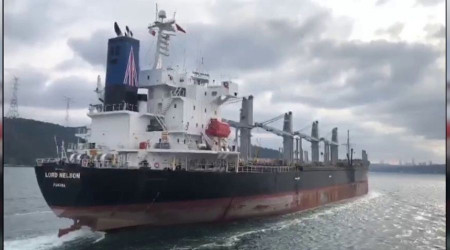 Hasar alan gemiler İstanbul Boğazı'ndan geçti