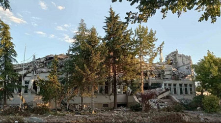 Hasar alan hükümet konağı da yıkıldı