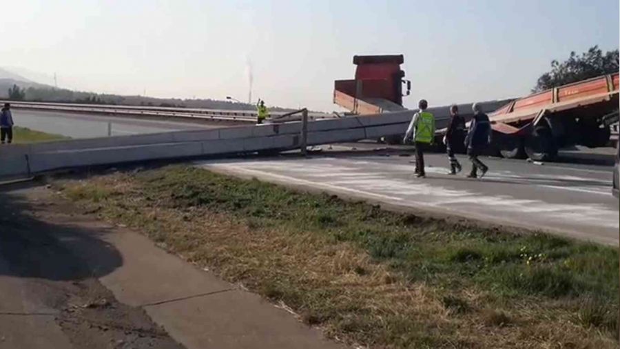 Hatay'da tırdan düşen metal otoyolu kapattı