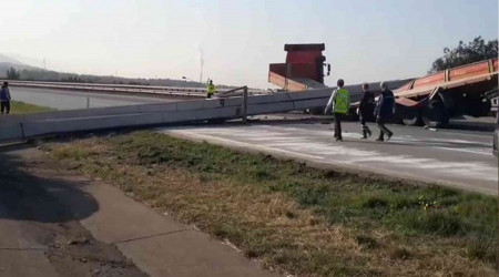 Hatay'da tırdan düşen metal otoyolu kapattı
