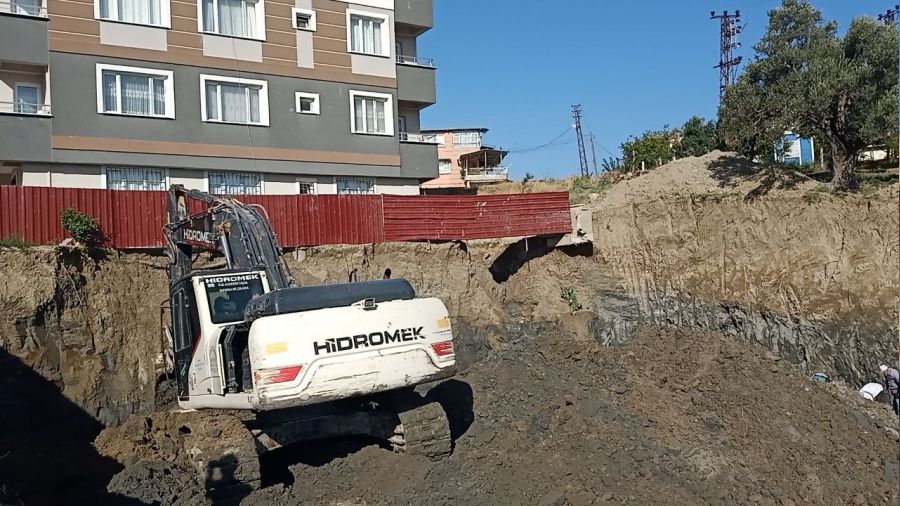 Hatay'da toprak kayd�, apartman bo�alt�ld�