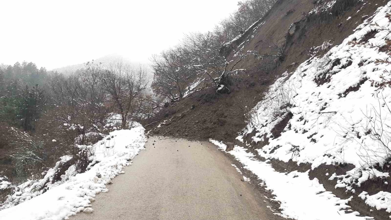 Heyelan k�y yolunu ula��ma kapatt�