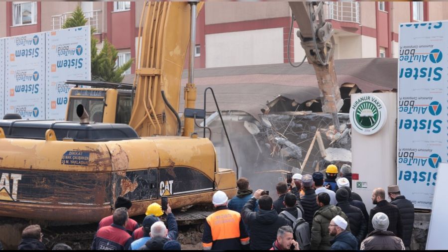 Hiranur Vakfı'nın kaçak yapıları yıkıldı