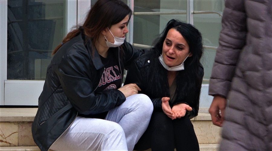  �ftara yak�n saatlerde 5. kattan d��t�