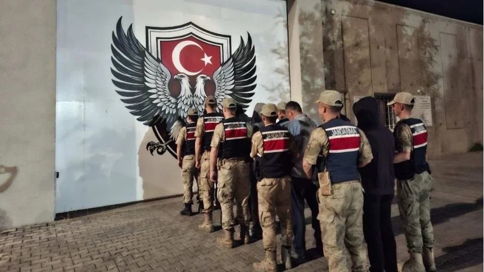 I�d�r'da 11 d�zensiz g��men ve 5 organizat�r yakaland�