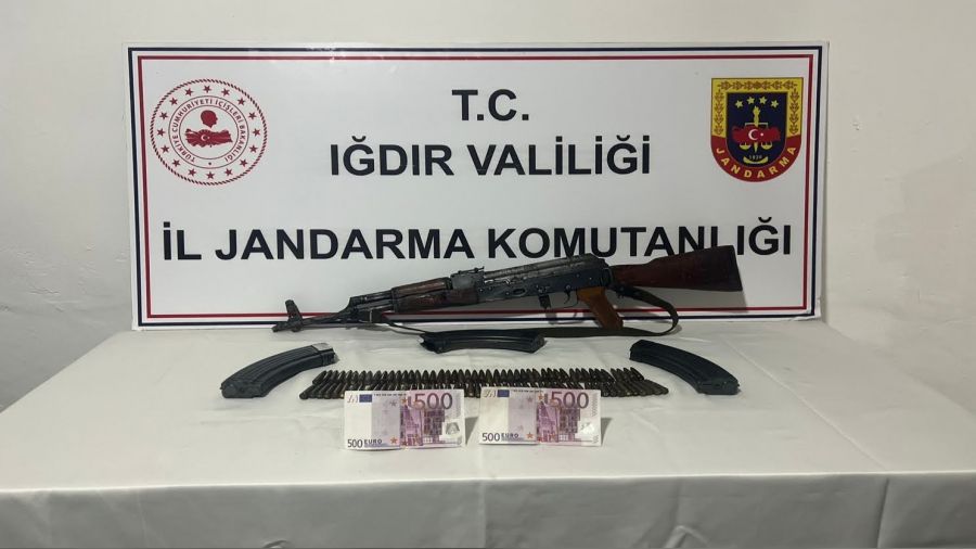Iğdır'da kaleşnikof ve sahte döviz ele geçirildi