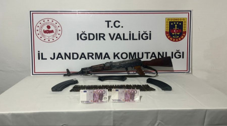 Iğdır'da kaleşnikof ve sahte döviz ele geçirildi