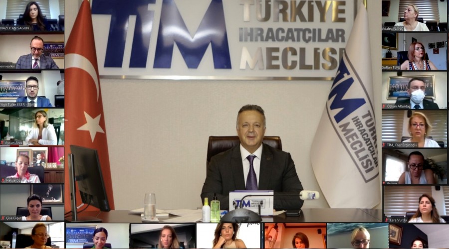 �hracat�� kad�nlar sahaya ��k�yor