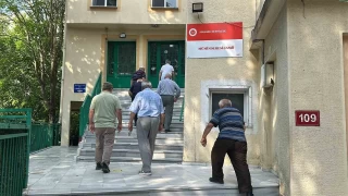 mam caminin kapsn kilitledi, cemaat madur oldu