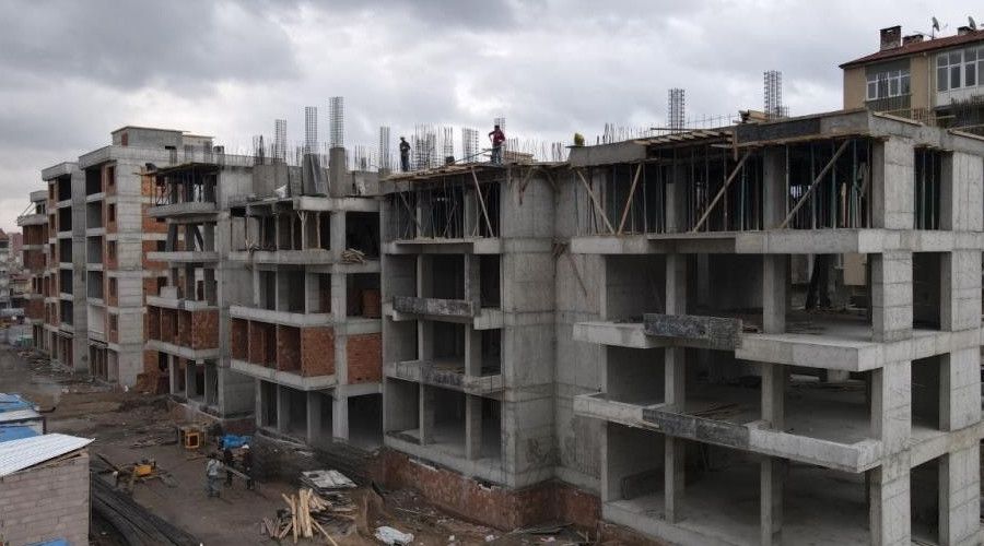 �n�aatta �ay yapmak isteyen i��i elektrik ak�m�na kap�ld�