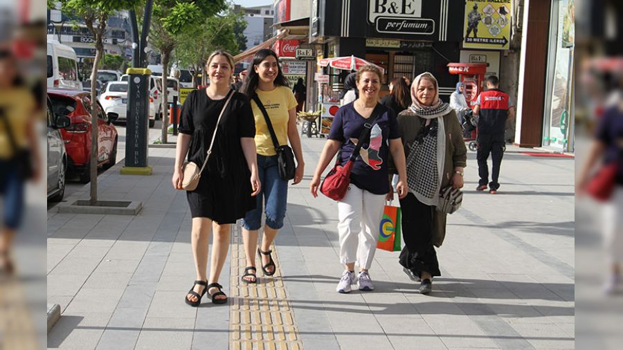 İranlı turistler Van'ı hareketlendiriyor
