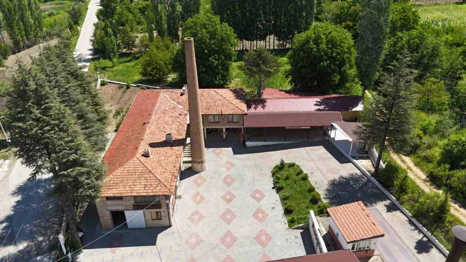 Isparta'da 1950'lerden kalan g�l ya�� fabrikas� binlerce ziyaret�iyi a��rl�yor