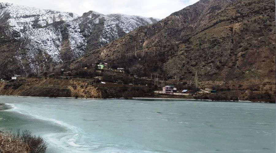 İspir'de Çoruh Nehri buz tuttu