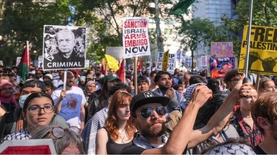 �srail Ba�bakan� Netanyahu, BM'de konu�urken d��ar�da protestolar d�zenlendi