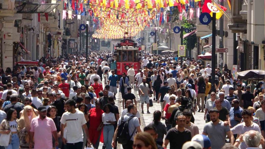 İstanbul boşaldı, diyorlar... Taksim'de insan seli
