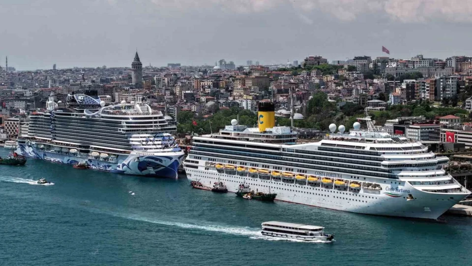 İstanbul'da dev kruvaziyer yoğunluğu havadan görüntülendi
