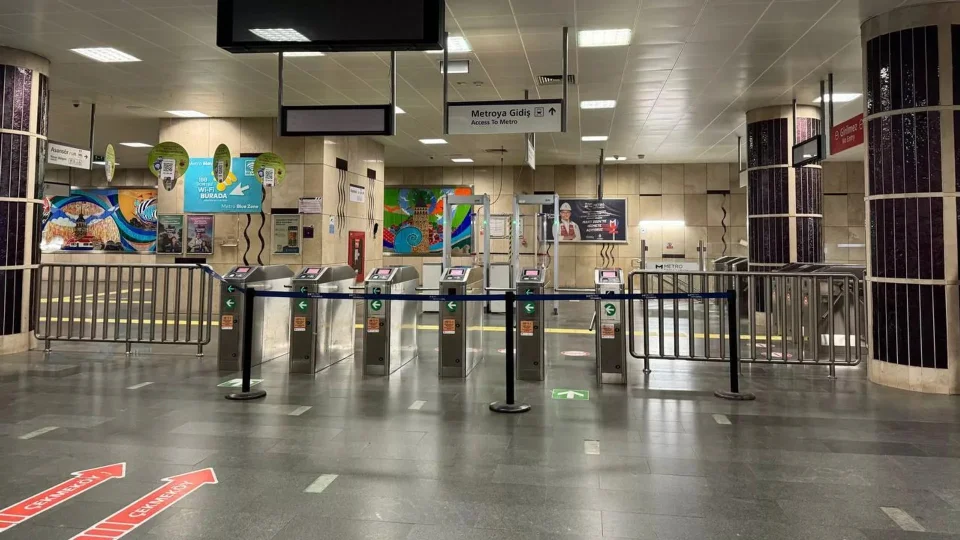 �stanbul'da metroda su s�z�nt�s� seferleri durdurdu