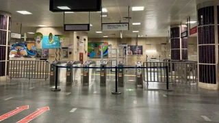 �stanbul'da metroda su s�z�nt�s� seferleri durdurdu