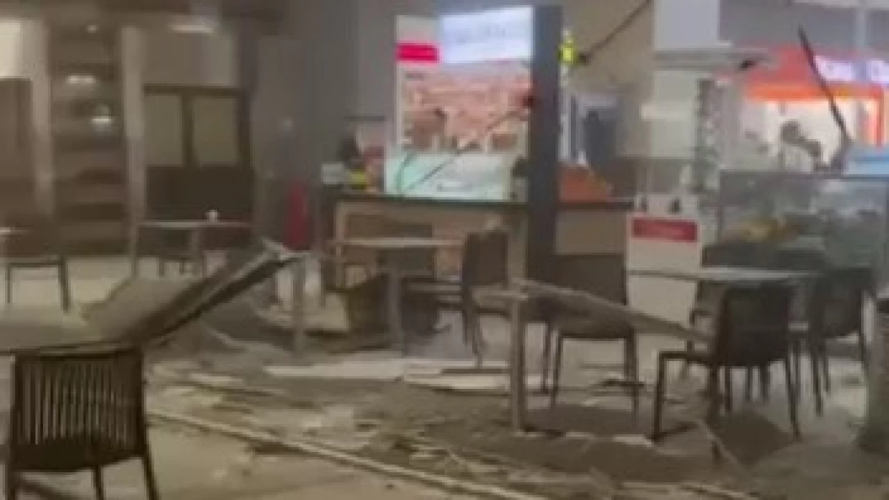 İstanbul'da o AVM'nin asma tavanı çöktü