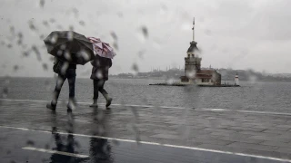 İstanbul'da sağanak hayatı olumsuz etkiledi