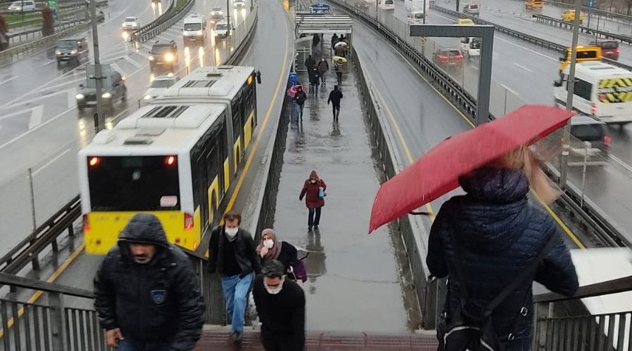 �stanbul'da so�uk ve ya���l� hava etkili olmaya ba�lad�