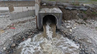 �stanbul'un at�k sular� Marmara Denizi'nin rengini de�i�tiriyor