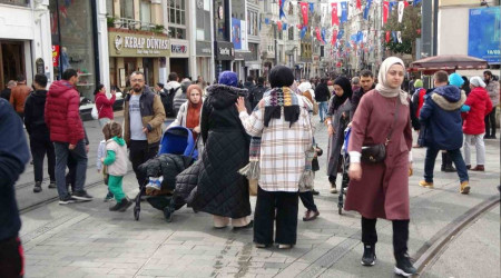 İstiklal Caddesi'nde hafta sonu yoğunluğu