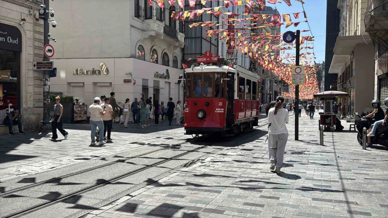 �stiklal Caddesi'nde s�r�c� tramvaya �arpt�