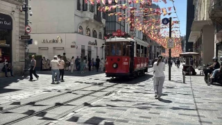 İstiklal Caddesi'nde sürücü tramvaya çarptı