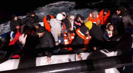 İzmir açıklarında 80 göçmen kurtarıldı