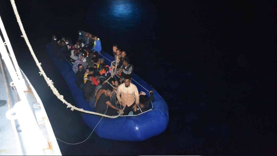 �zmir a��klar�nda 83 d�zensiz g��men yakaland�