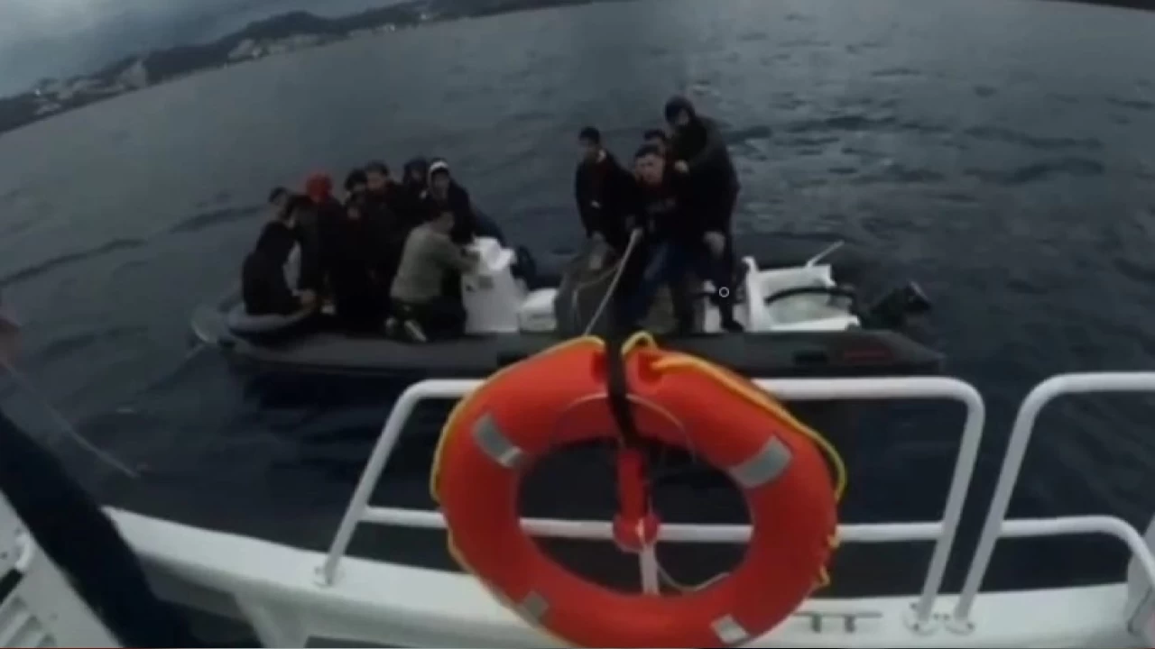 �zmir a��klar�nda 95 d�zensiz g��men kurtar�ld�, 102 d�zensiz g��men yakaland�