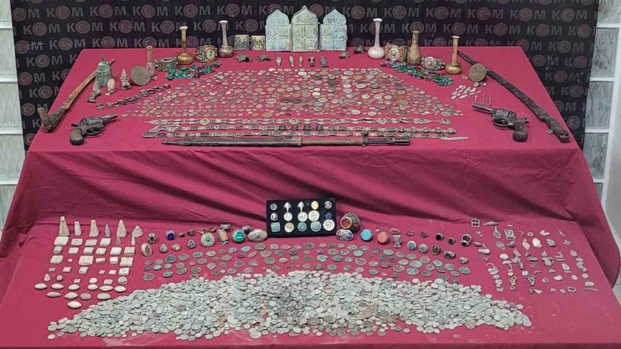 İzmir'de 9 milyon 500 TL değerinde tarihi eser ele geçirildi
