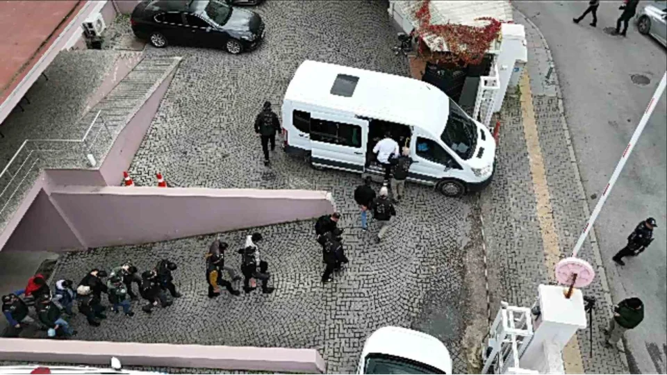 �zmir'de DEA� operasyonu: 40 g�zalt�