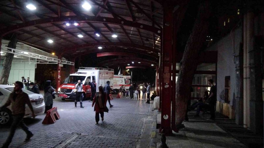 İzmir'de trafikte yol verme kavgası: 2'si ağır 4 yaralı