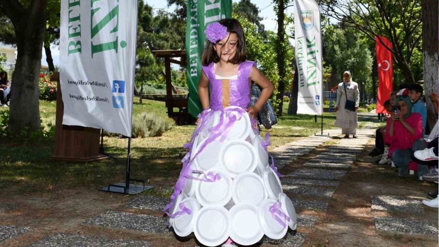 �znik'te geri d�n���m defilesi